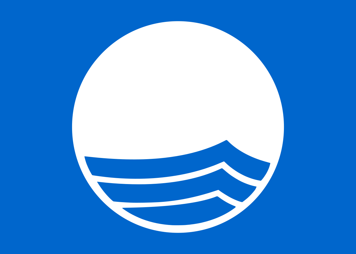 В Геленджике был поднят «Синий флаг» над пляжами, однако, вероятно, преждевременно